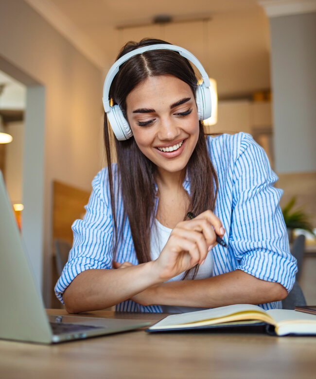 Online-Weiterbildungen der Grone Online Akademie entdecken Teilnehmerin einer Online-Weiterbildung lernt im virtuellen Präsenzunterricht am Laptop
