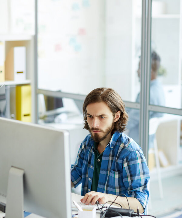 Online-Weiterbildung Informatik IT-Mitarbeiter arbeitet am Computer