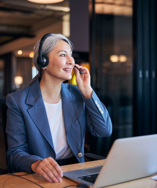Ansprechpartnerin für Kostenträger Freundliche Ansprechpartnerin berät Kostenträger zu Weiterbildung und Umschulung bei der Grone Online Akademie